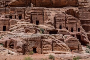 Pielgrzymka do Jordanii i Ziemi Świętej Petra Jaskinie Pixabay License