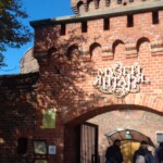 Wycieczka do Kaliningradu Muzeum Bursztynu brama wejściowa
