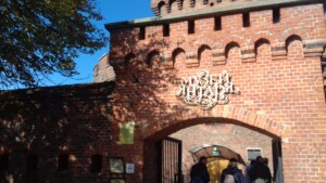 Wycieczka do Kaliningradu Muzeum Bursztynu brama wejściowa Zdjęcie własnością BP Variustur Elbląg